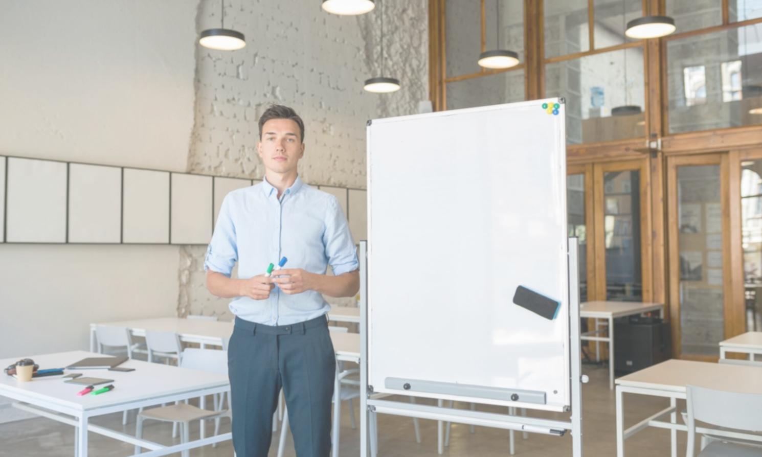 Finanzunterlagen und Lernmaterialien auf einem modernen Schreibtisch