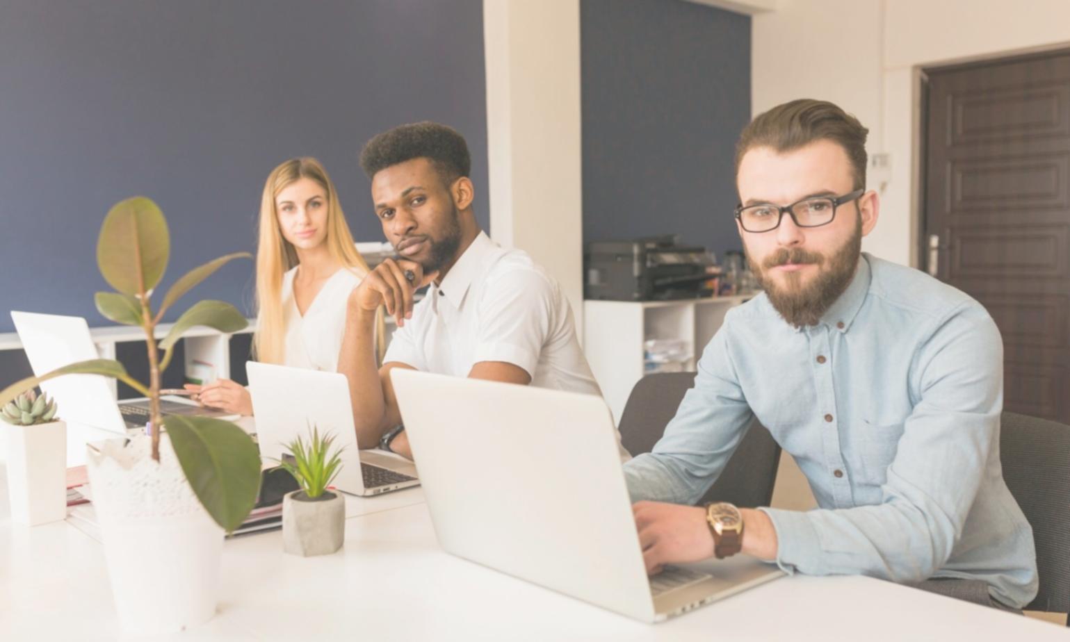 Teilnehmer bei der intensiven Arbeit mit Finanzanalysen und Unterlagen
